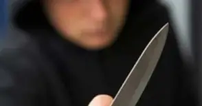 Светъл мъж с гола глава и мургав с „гребен“ ограбили италианец с нож пред Халите