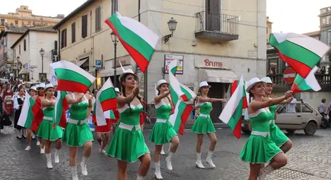 Балерини, мажоретки и певци покориха публиката на италиански фестивал