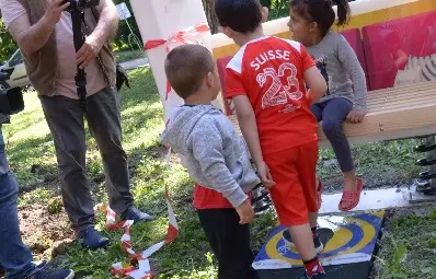 Музикални стъпки и светеща пейка примамват малките пациенти в &bdquo;Канев&ldquo;