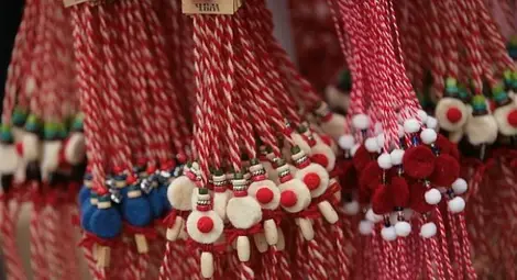 Мартенички на деца от червенокръстки центрове събират пари за летен лагер Мартенички на деца от червенокръстки центрове събират пари за летен лагер