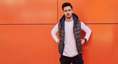 Елекът е една от най-пренебрегваните дрехи в нашия гардероб. Той е относително непредизвикателен на пръв поглед и през годините е бил лесна мишена за модни нападки от недоброжелатели. За жалост всичко това се получава, когато не можем да го съчетаем правилно с останалите ни дрехи и в крайна сметка не успяваме да намерим точния момент за него.