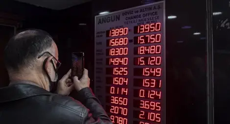 Турската лира се е обезценила два пъти от началото на годината