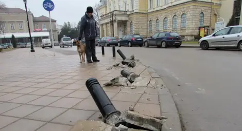 Жена с джип помете колчетата пред музея и дори не намали Жена с джип помете колчетата пред музея и дори не намали