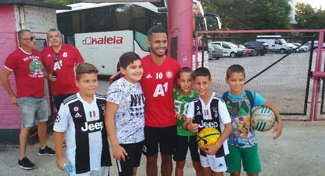 Най-радостни от срещата с футболистите бяха децата, които бързо обградиха един от любимците си - Евандро. Снимка: Георги ХРИСТОВ