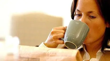 Различната форма и височина на чашата ни влияе на вкуса ни към топлите напитки