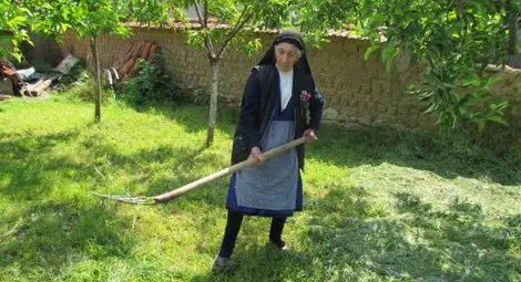 100-годишната Мъжка Мина играе хоро и копае ягоди