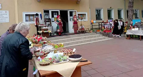 Голям великденски заек стана звезда на пъстър празник в Щръклево