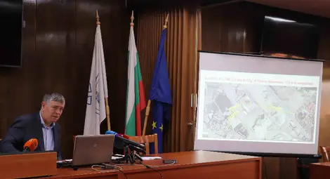 Областният управител на Русе Данаил Ковачев оспорва в Административния съд решението цената за отдаване под наем на общинския буферен паркинг