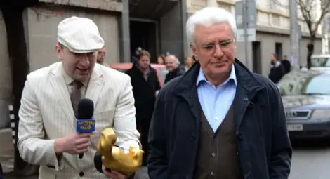 Бисеров пак низвергна злощастния скункс на Господарите