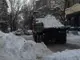 Извозват купчините сняг от общинските паркинги