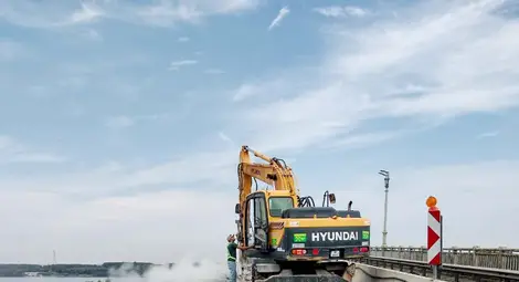 Основният ремонт на Дунав мост при Русе продължава с премахване на първите стоманобетонови панели