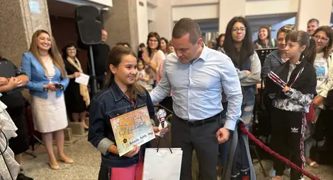 12-годишната Александра Барбова грабна наградата на кмета на Русе със своята торта Гараш с бял шоколад /галерия/