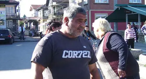 Работник издъхна след кардиогенен шок, сестра му хвърля камъни по лекарите