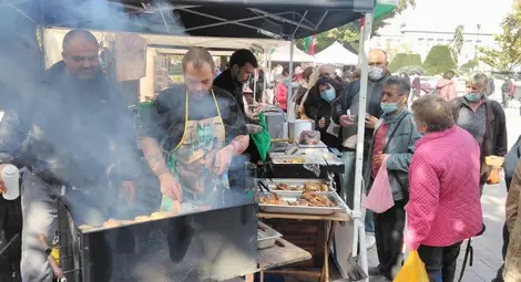 Стотици русенци хапнаха  пържена риба на площада