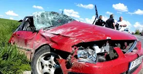 Безумно изпреварване изхвърли кола по таван от пътя