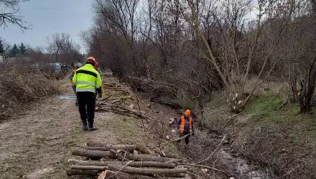 Продължава превантивното почистване на деретата в община Русе