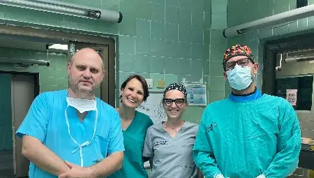 На снимката отляво надясно доц. Наделин Николов, д-р Стоян Генадиев с маската, Мария Собаджиева от Medtronic и д-р Петя Кашукеева.                          Снимка: УМБАЛ &bdquo;Канев&ldquo;