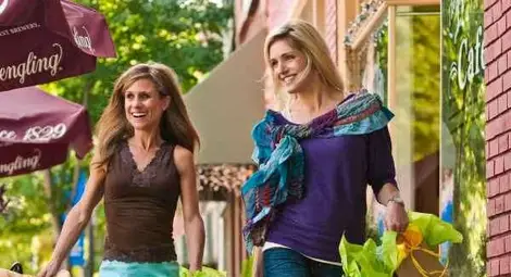 Идеалният шопинг е с две приятелки Идеалният шопинг е с две приятелки