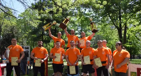 15 участници събраха многобройни зрители в двора на Русенския университет.