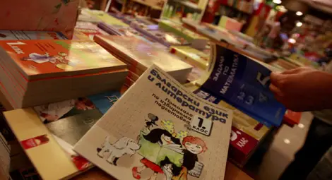 Внасят в МОН проектите за нови учебници за трети, седми и девети клас