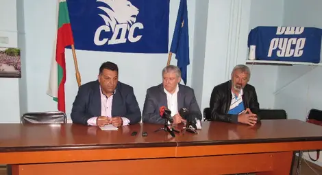 Станимир Станчев, Румен Христов и областният председател на партията Драгомир Дамянов /отляво надясно/ дадоха неофициален старт на новата си предизборна кампания.Снимка: Авторът