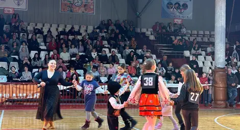 Традиционнното Коледно надиграване на Община Русе събра стотици почитатели на фолклора /галерия/