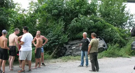 Младежът с белите дрехи шофирал колата, която се обърнала.          Снимка:Красимир СТОЯНОВ