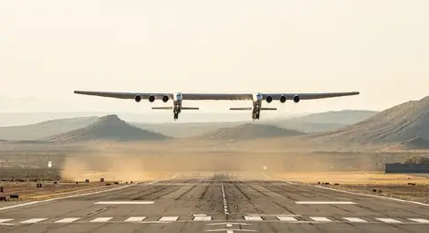 Най-големият самолет в света направи първия си полет (видео)