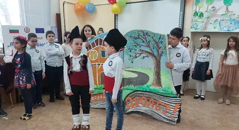 Цветно тържество „Отново е пролет“ в русенското училище "Възраждане" /галерия/ Цветно тържество „Отново е пролет“ в русенското училище "Възраждане" /галерия/