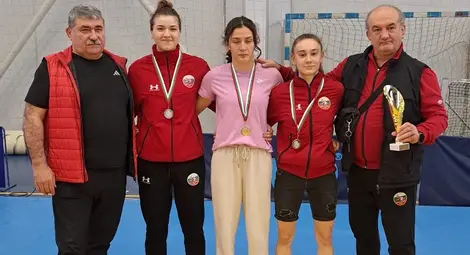 Злато и две вицетитли за Русе на камерно първенство по борба