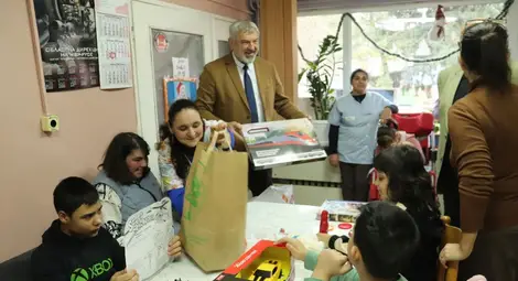 Децата от Дневния център &bdquo;Рализ Бализ&ldquo; в Сливо поле  получиха подаръци