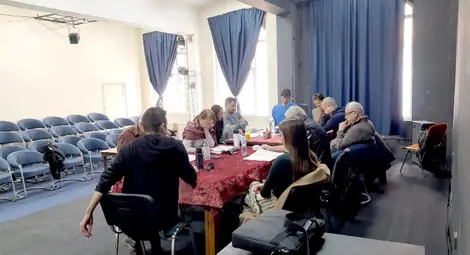 На репетиционната маса е целият екип актьори в най-новата постановка на театър под режисурата на Денислав Янев. Снимка: ДТ &bdquo;Сава Огнянов&ldquo;