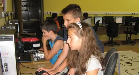 Лятна школа по роботика събира бъдещи ученици на Математическата