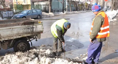Чистят шахтите за снежната вода