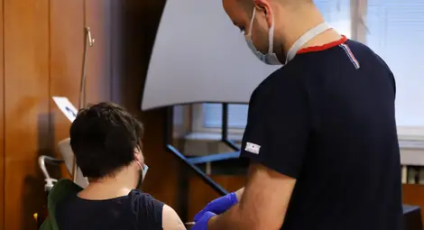 Лекари: Ваксината срещу COVID ще стане ежегодна