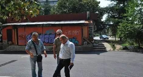 Асфалтираха зеещите от години ями пред блок &bdquo;Плиска&ldquo;