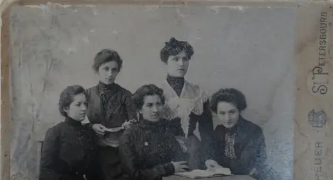 СТПб-жени студентки медицина, д-р Мара Карамаждракова е правата с бялата яка, а седналата вляво е племеницата на Т.Минков.