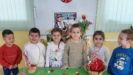 Деца даряват мартенички на онкоболни и лекари в Русе Деца даряват мартенички на онкоболни и лекари в Русе