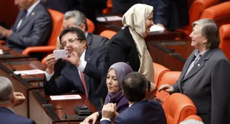 Турските депутатки вече могат да носят панталони в парламента Турските депутатки вече могат да носят панталони в парламента