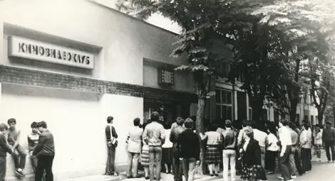 Черно-бели мигове от цветната мозайка на живота: Снимка с досие - на едно място се натрупала опашка, а един дошъл да снима