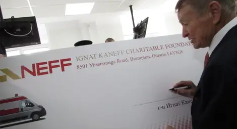 Игнат Канев подписа чека за супер линейката, която се очаква да пристигне скоро в Русе. Снимка: Русе Медиа