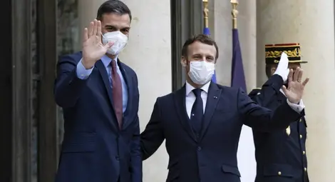 Политически лидери в изолация заради коронавируса на Макрон