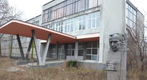 Две бивши училища стават жилища за бедни