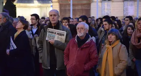 Русенски художник протестира във  Франция с Charlie Hebdo в ръка