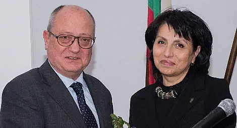 Просветният министър - първи гост пианист в залата на Облеклото