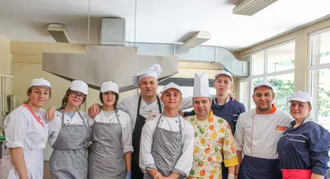 Шеф Иван Звездев подготви днешното вкусно  шоу с помощници от Гимназията по туризъм