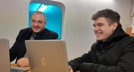 Андрей (вдясно) и Владислав Виденов от &bdquo;Каритас&ldquo; Русе (вляво) обсъждат възможностите за настаняване с домашен любимец на квартира.