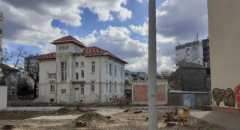 Нов строеж закрива гледката към емблематичната Къща на Буров