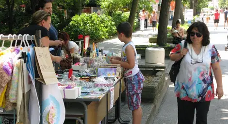 Над 3000 лева бяха събрани на двудневния благотворителен базар за лечението на Алекс. 	   Снимка: Красимир СТОЯНОВ