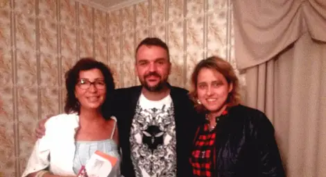 Графа дава автографи на Мирела Иванова и Стелияна Николаева.